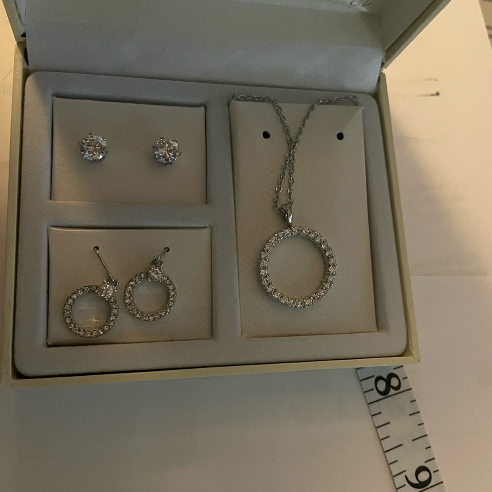 Elegant Silver Jewelry Set with Necklace and Earrings